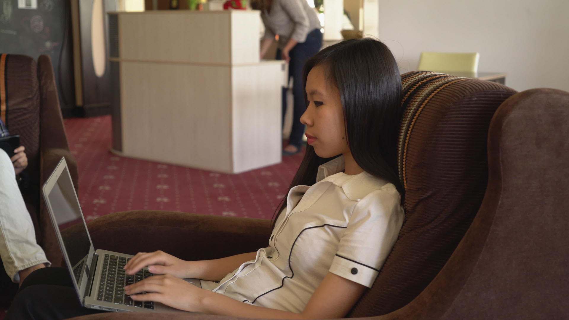 两名女性在休息室咖啡馆或办公室享受空闲时间视频的预览图