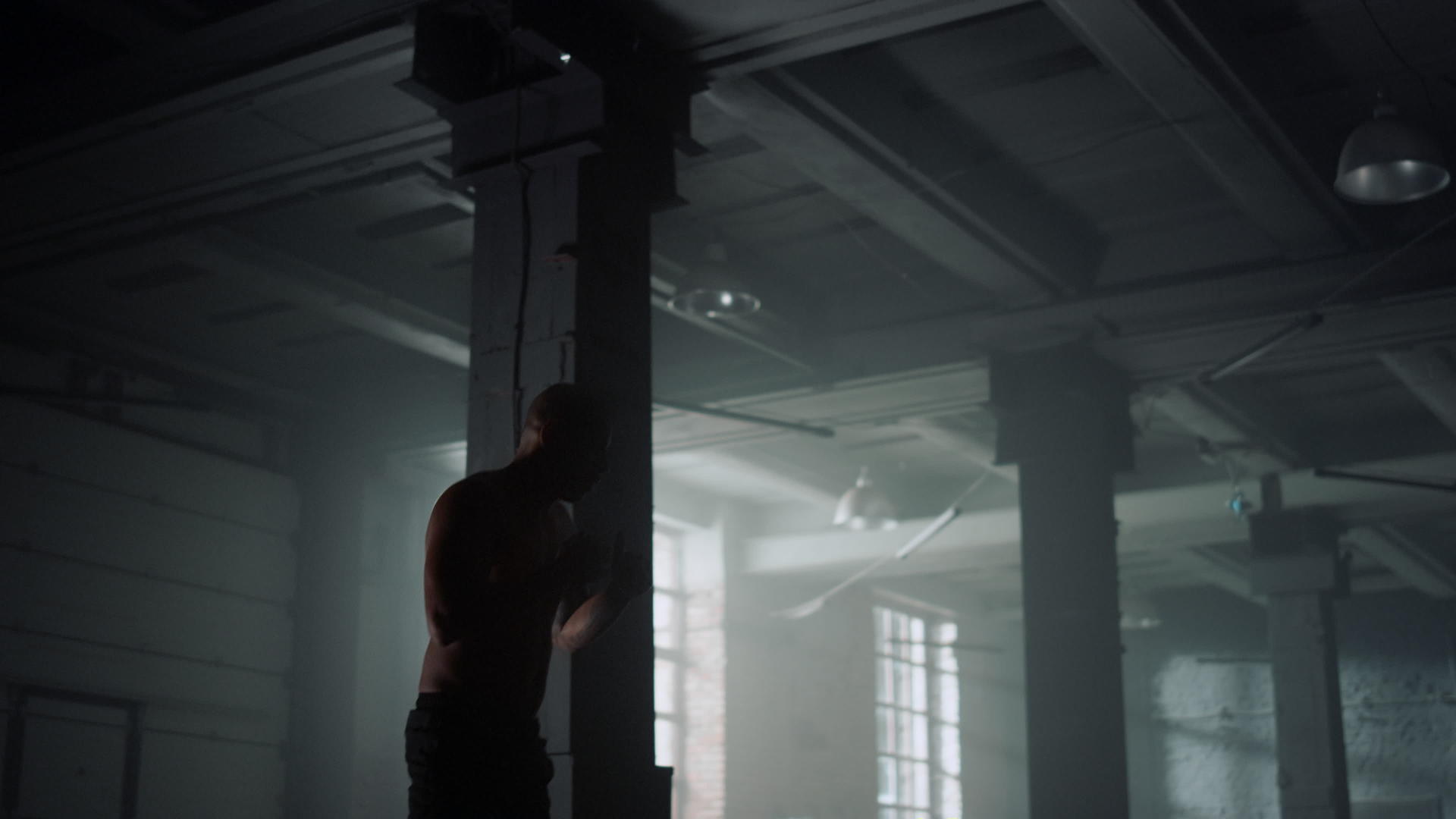 男性在阁楼建筑中训练跆拳道视频的预览图