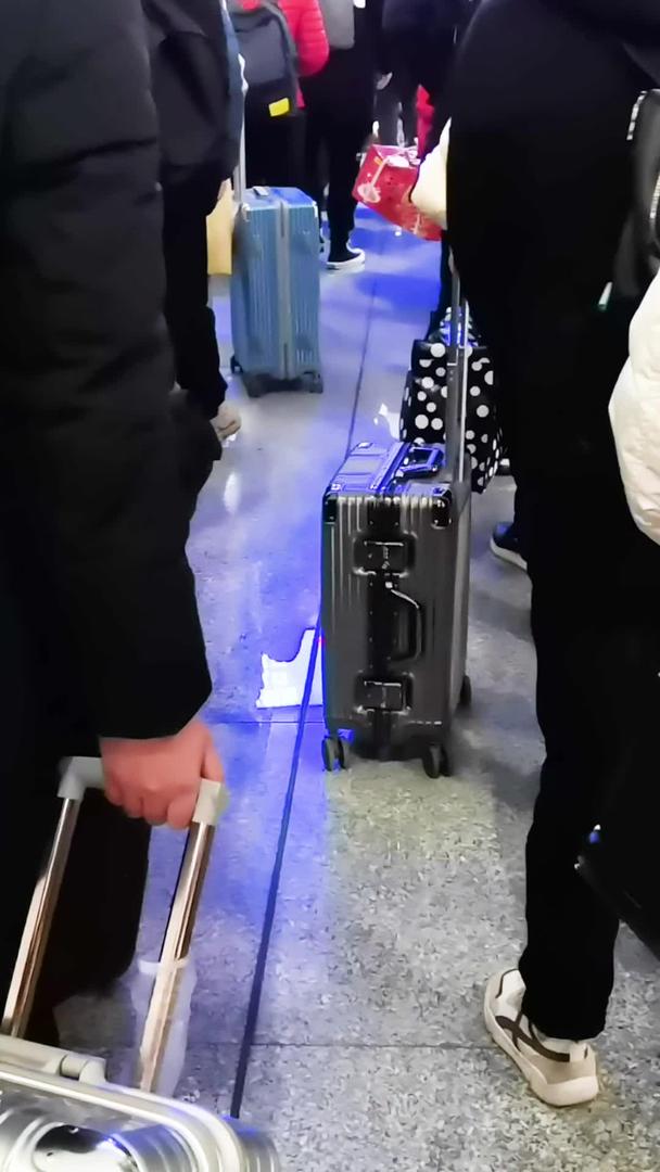 火车站春运高峰拖着行李箱和行李的人群视频素材视频的预览图