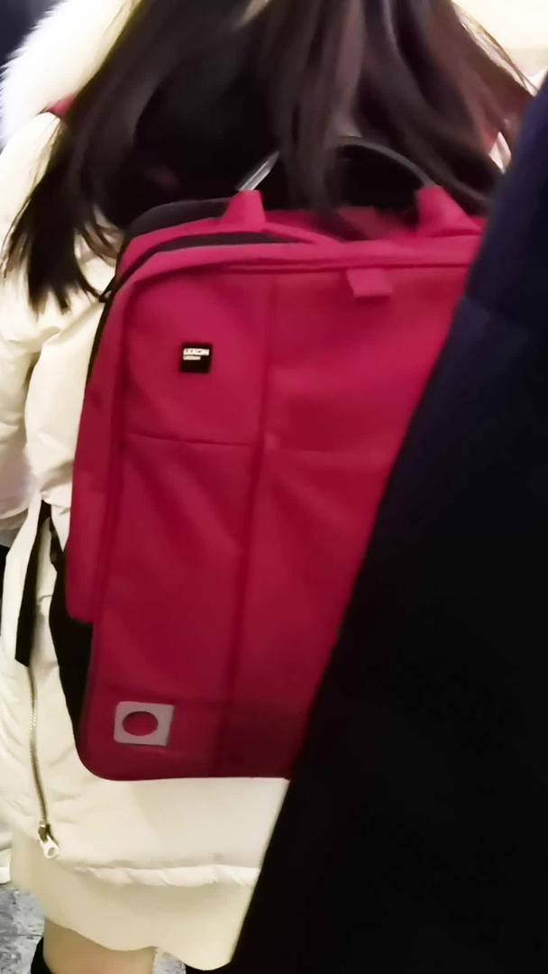 火车站春运高峰拖着行李箱和行李的人群视频素材视频的预览图