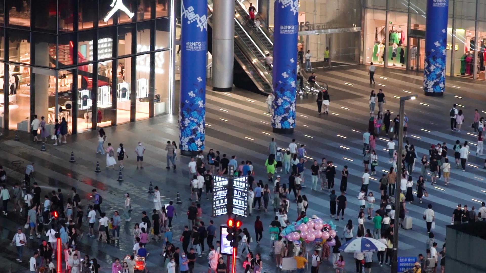 4K长沙国金商场密集人群流行走逛街实拍视频视频的预览图
