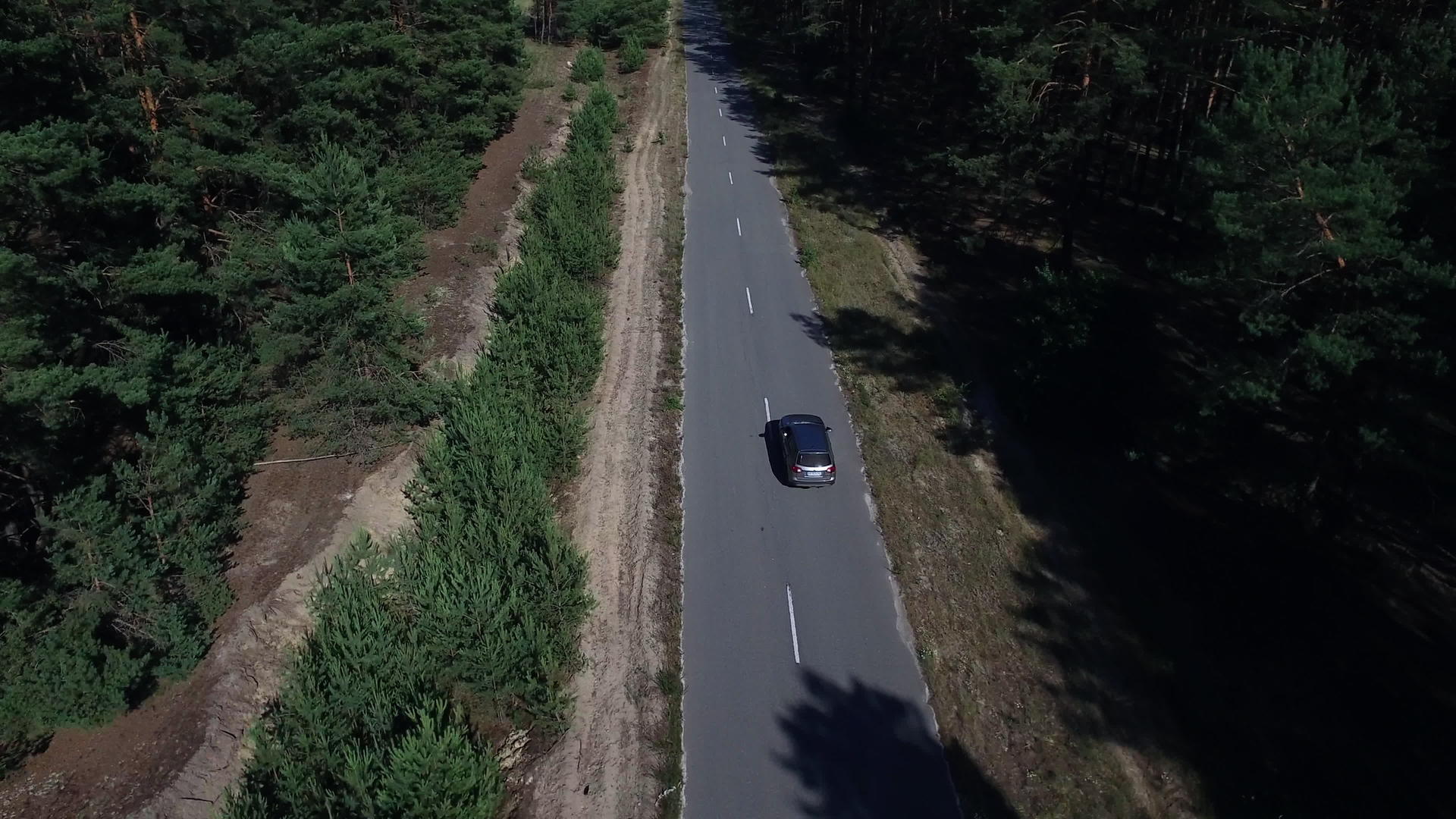 汽车在山林中行驶视频的预览图