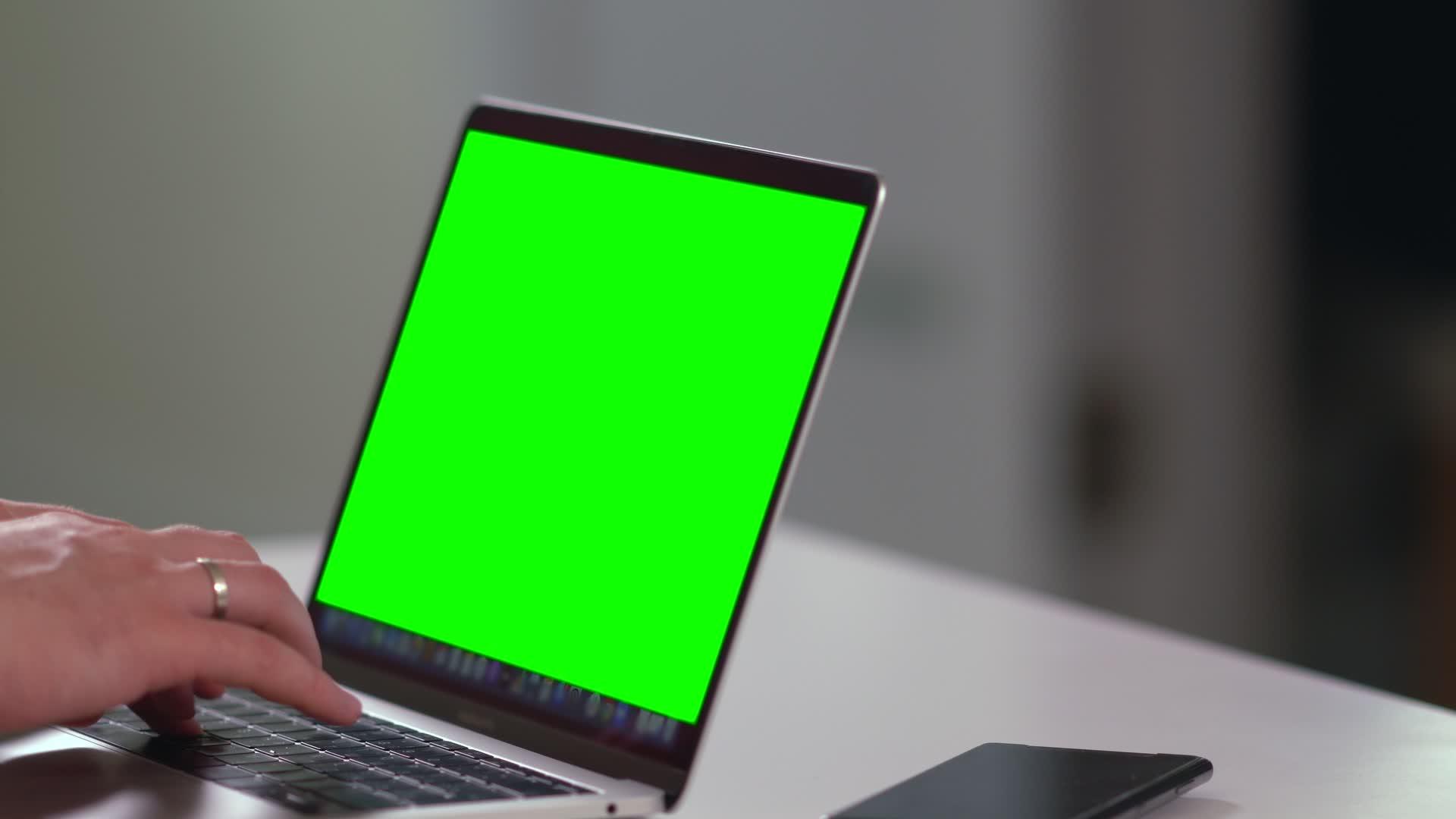 用空白笔记本电脑工作的商人视频的预览图