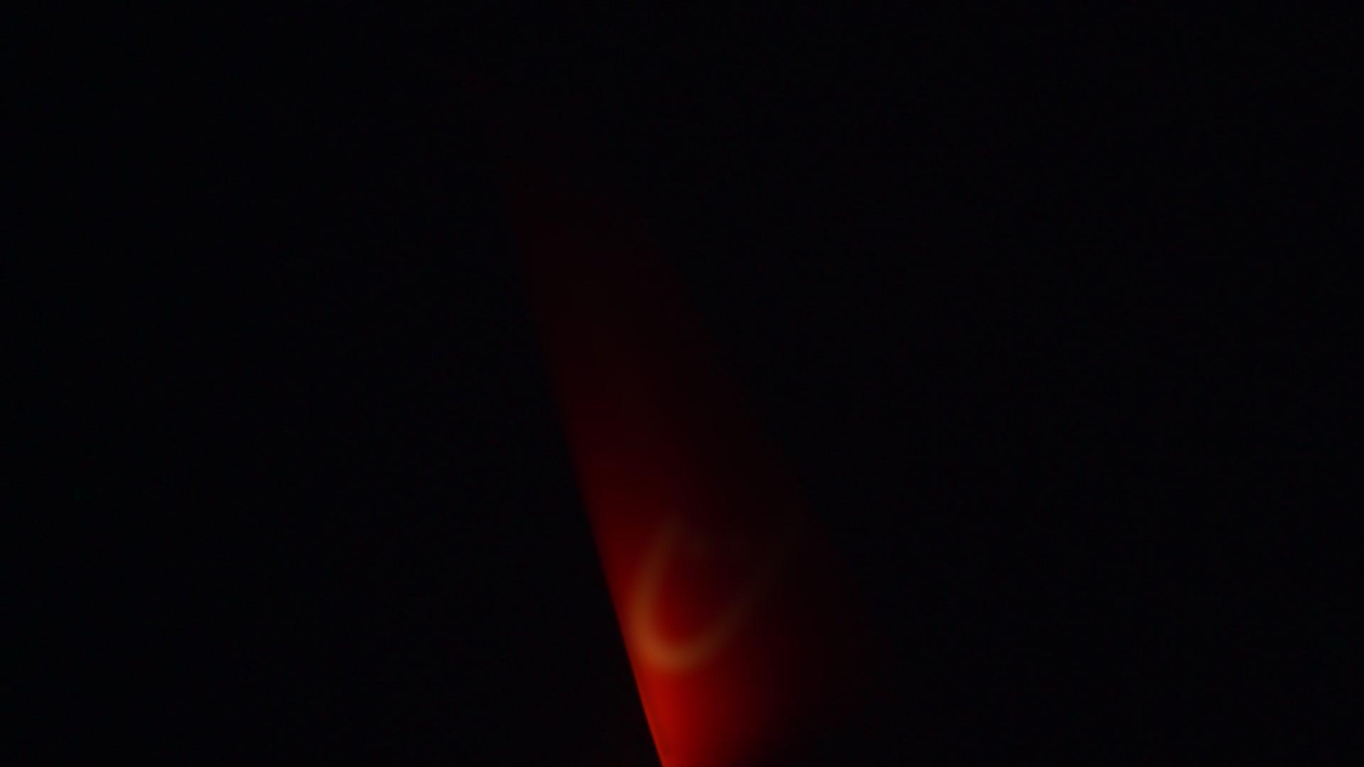物体轮光后面的红光闪烁视频的预览图