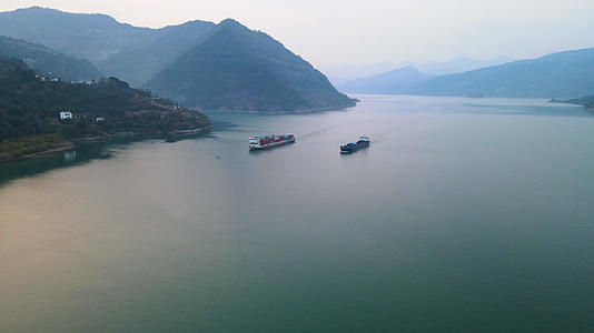 4K航拍长江中轮船满载集装箱向前行驶经济发展视频的预览图