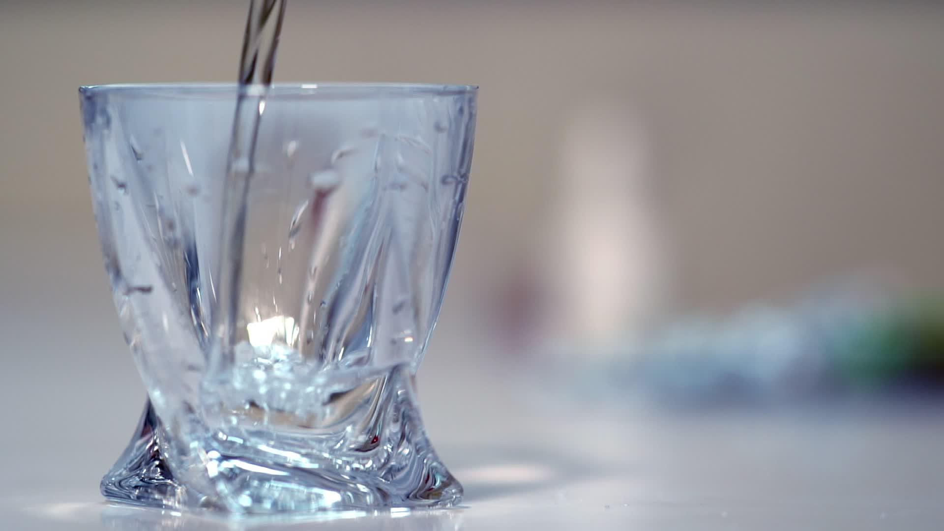 在明亮的玻璃杯里倒一滴水视频的预览图