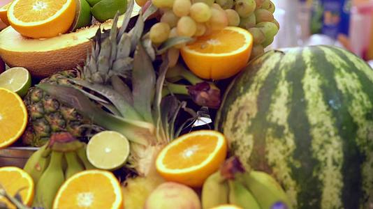 在自助自助餐上展示新鲜热带水果视频的预览图