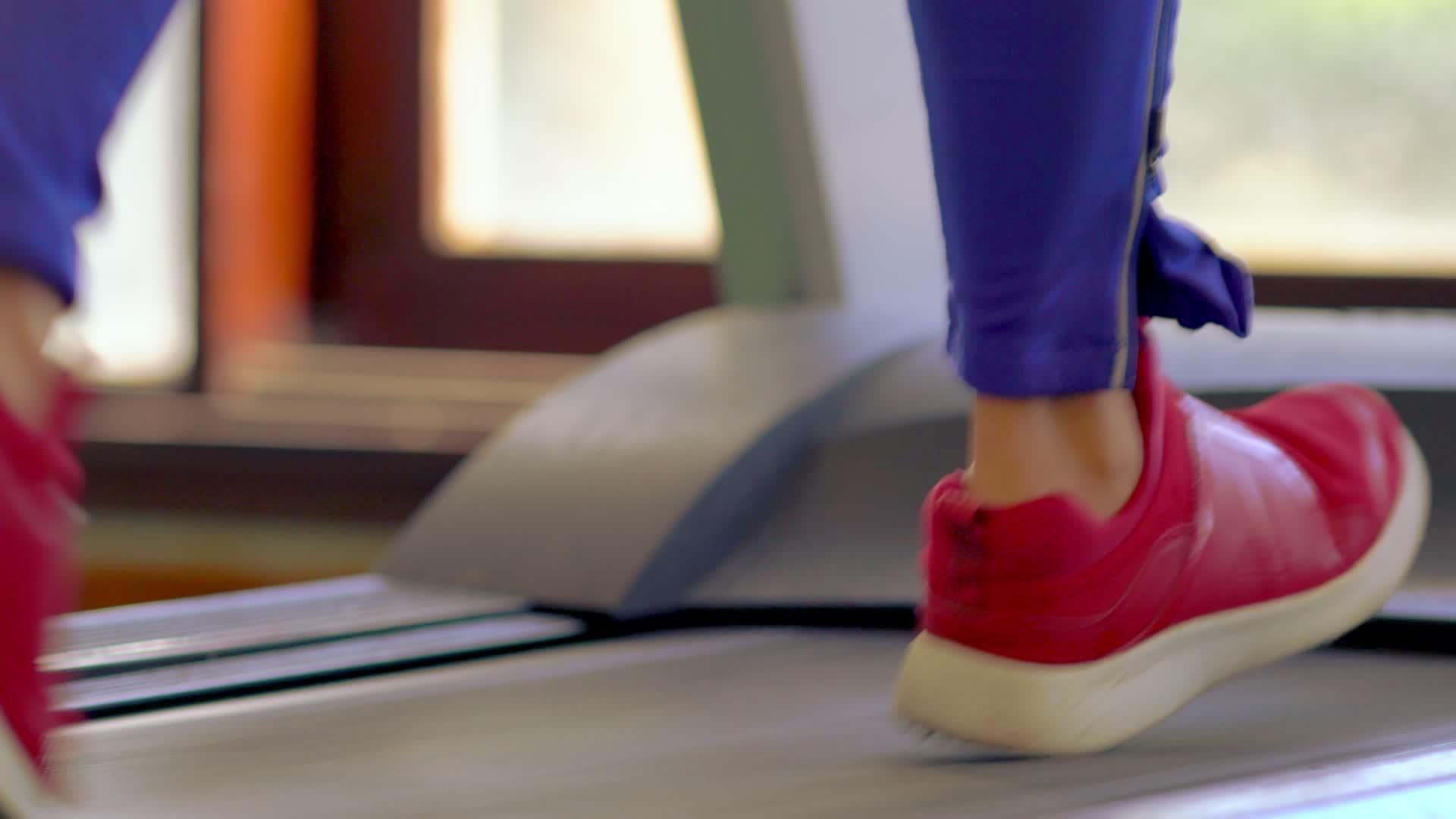 女运动员在健身房的跑步机上跑步视频的预览图