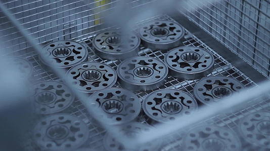 在生产输送机上批发法兰的工厂制造金属零件视频的预览图
