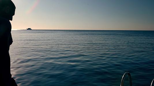 日落时从船上潜入海中视频的预览图