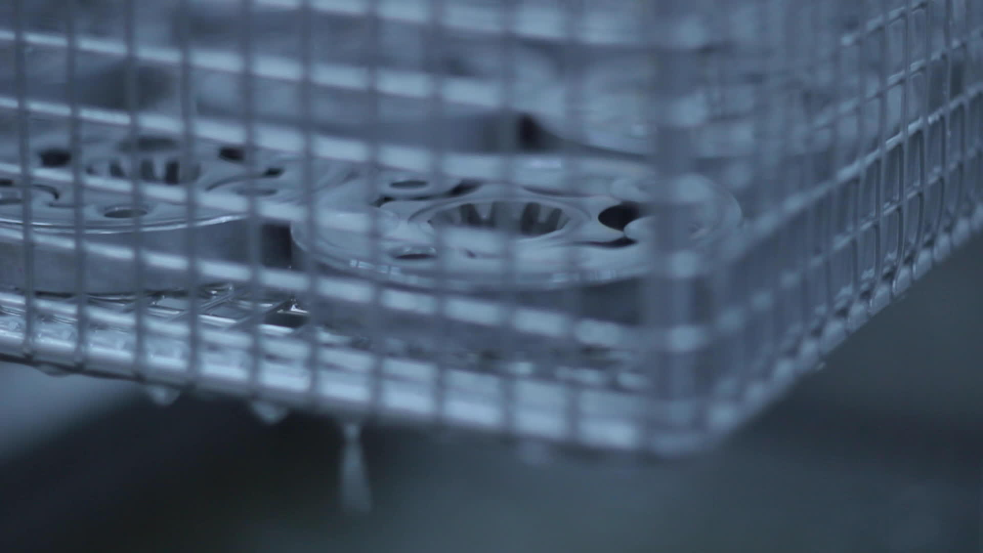 配备金属垫从含有化学液体的储油层排出的容器视频的预览图