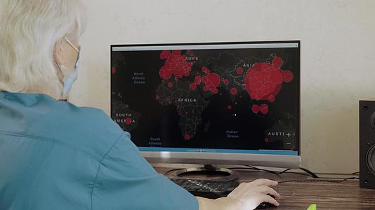 戴着面具的女人在科罗纳夫鲁斯地图上工作视频的预览图
