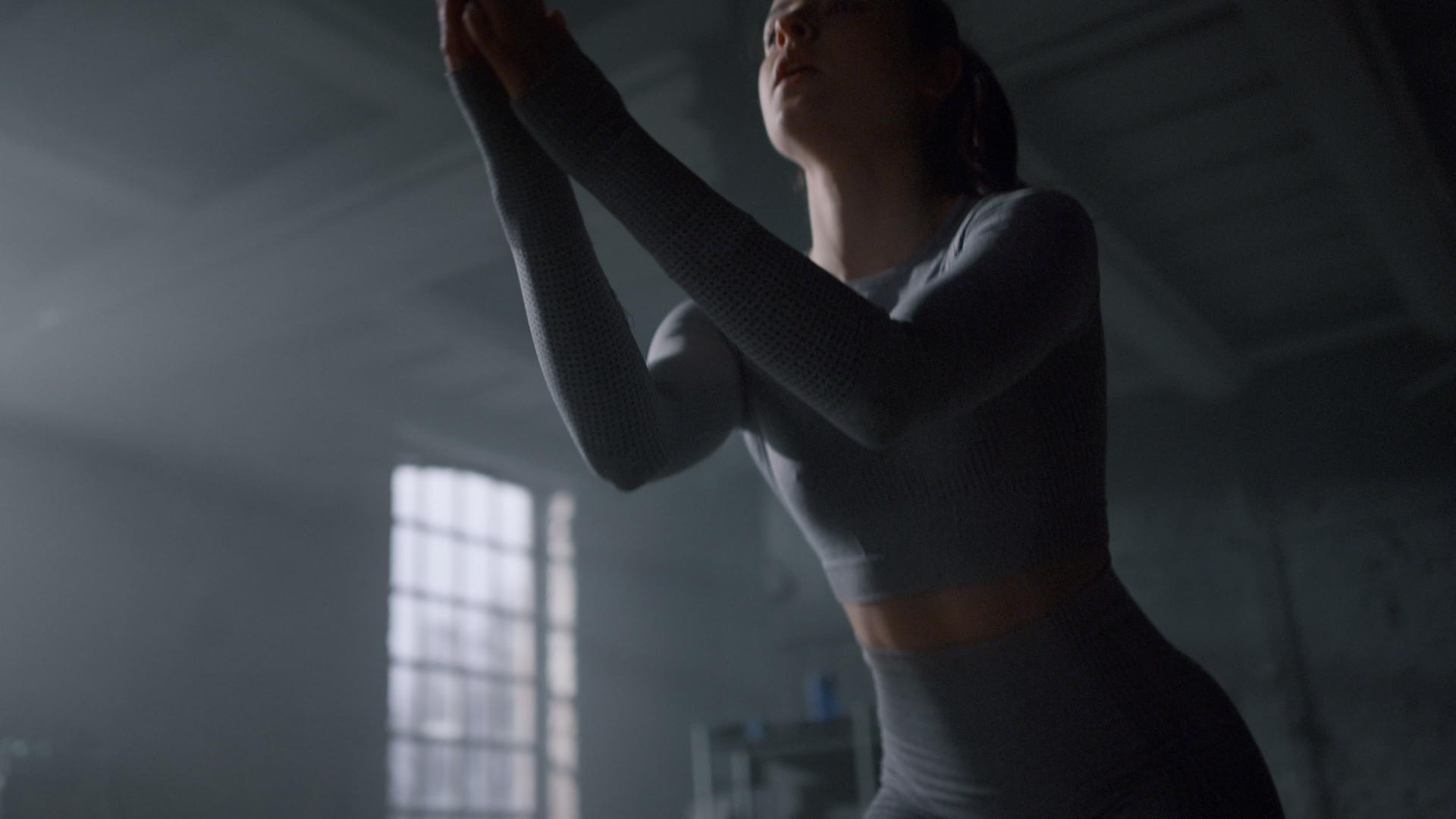 健身女性在健身房做跳高深蹲视频的预览图