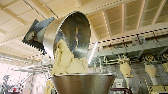 搅拌机烘焙厂的面粉面团视频的预览图