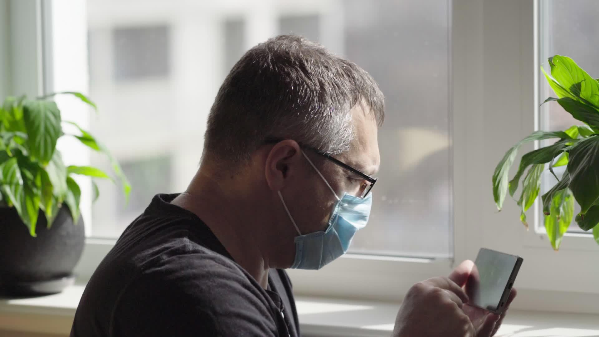 男人戴外科面具视频的预览图