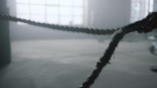 女运动员用战绳训练视频的预览图