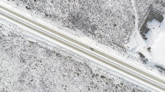 4k航拍大兴安岭雪地道路公路视频的预览图