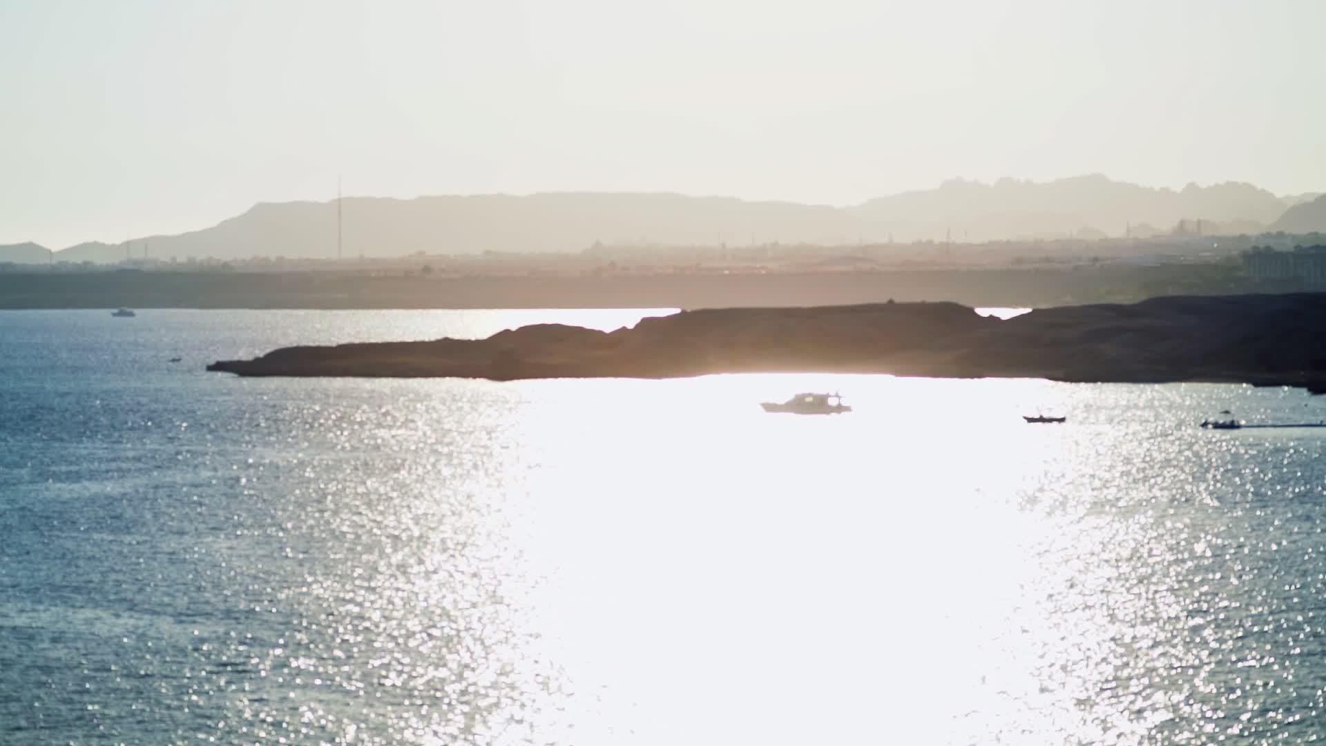 在平静的海洋中闪耀的热太阳的反射视频的预览图