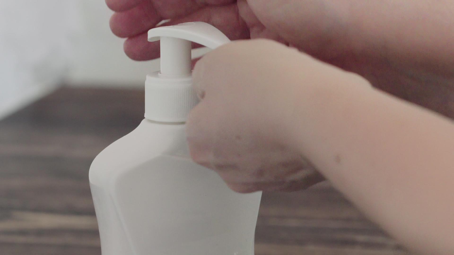 用净化剂洗手的人视频的预览图