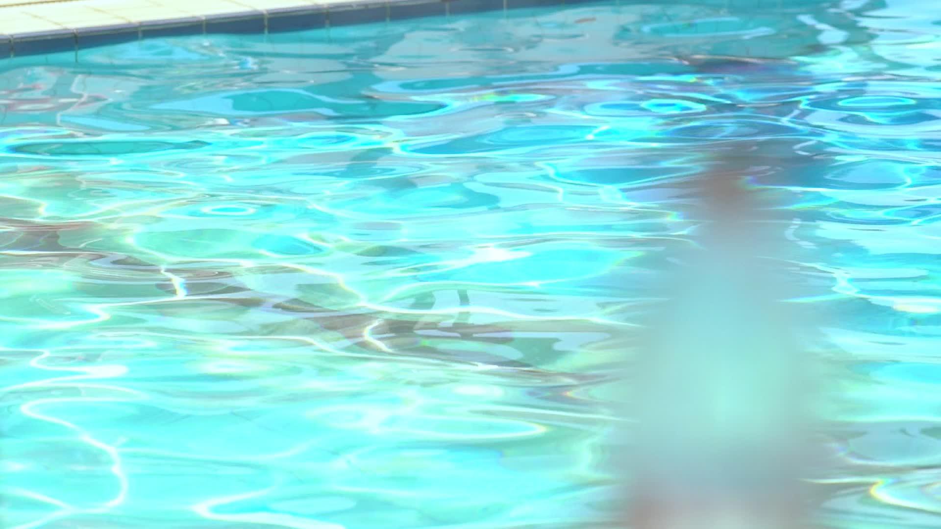 慢慢地从闪亮的蓝色游泳池转移焦点视频的预览图