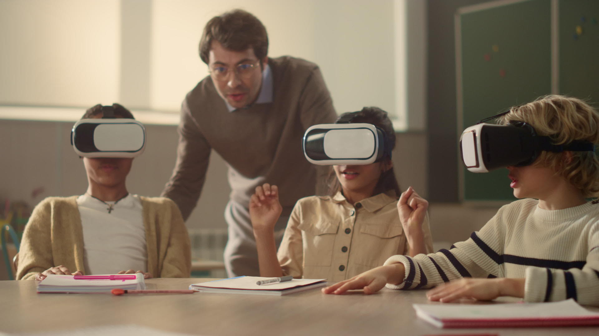 男教师和学生在课堂上学习虚拟现实眼镜视频的预览图