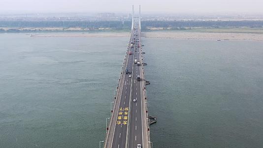 湖北荆州长江大桥航拍4K视频视频的预览图