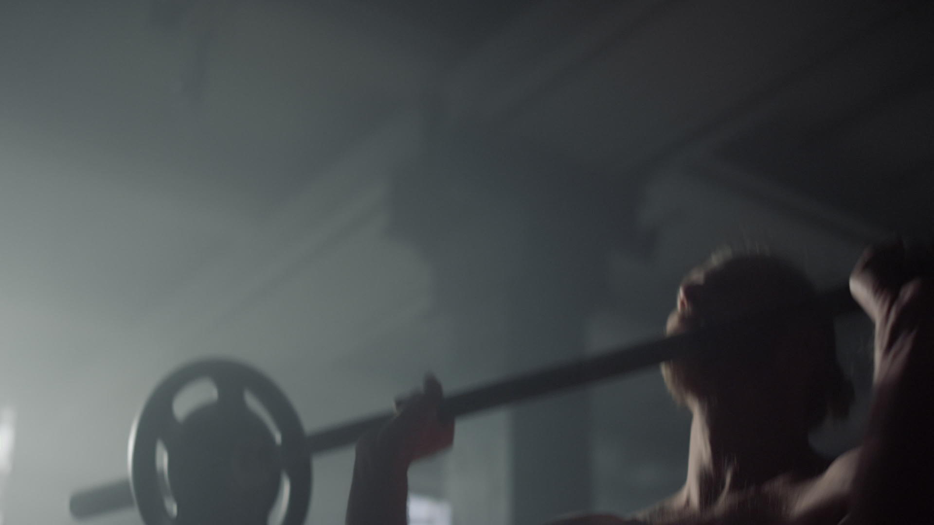 举重男运动员做反向杠铃卷曲运动视频的预览图