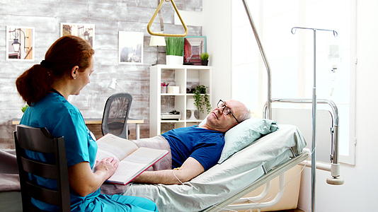 老年退休老人躺在疗养院住院病床上视频的预览图