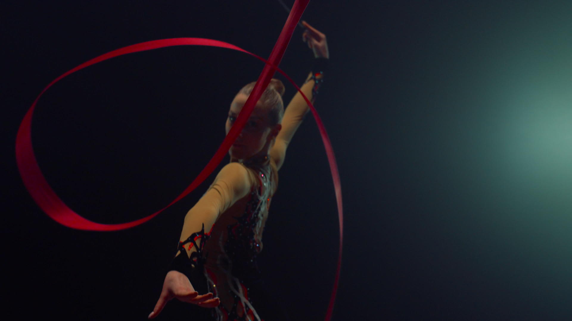 艺术体操运动员表演丝带技巧视频的预览图