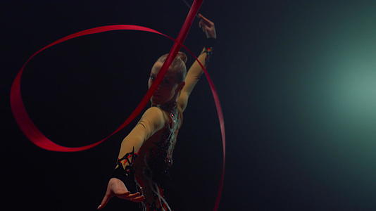 艺术体操运动员表演丝带技巧视频的预览图