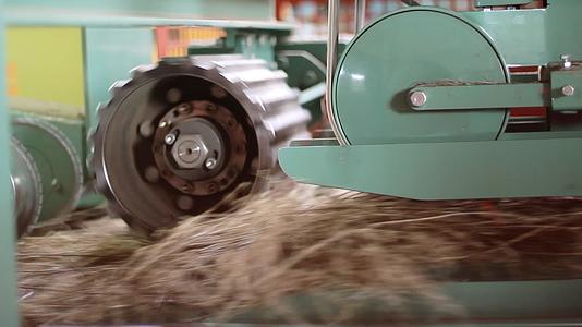 麻丝纤维工厂的松丝生产线视频的预览图