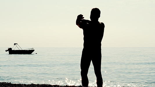 年轻男性海边度假背影视频的预览图