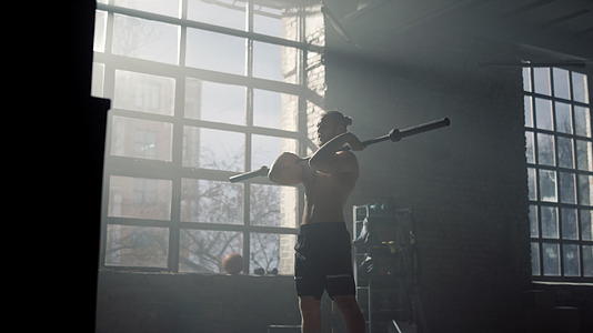 健美运动员用杠铃蹲下在健身房接受锻炼以找到受过训练的人视频的预览图