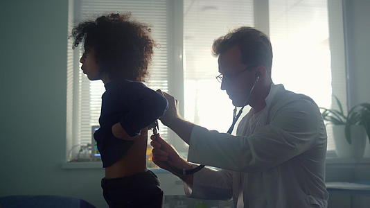 儿科医生在健康诊所使用听诊器检查女孩的肺部视频的预览图