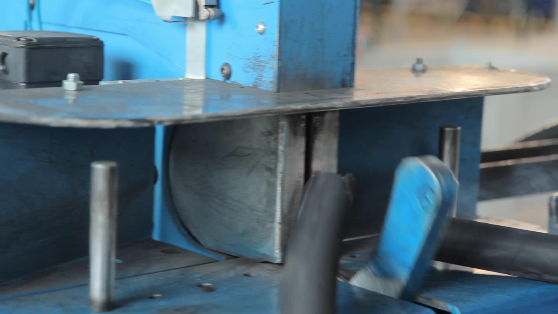 机器上锯橡胶管工人视频的预览图
