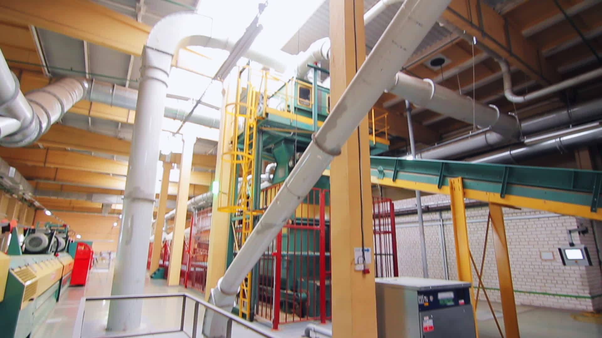 现代工厂的金属钢管视频的预览图