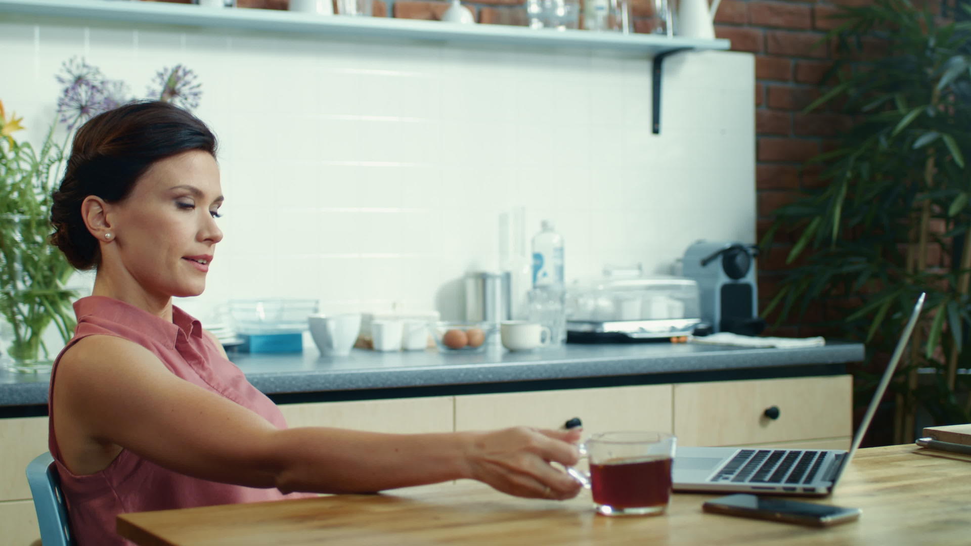 女家生活的女性在工作时喝咖啡视频的预览图
