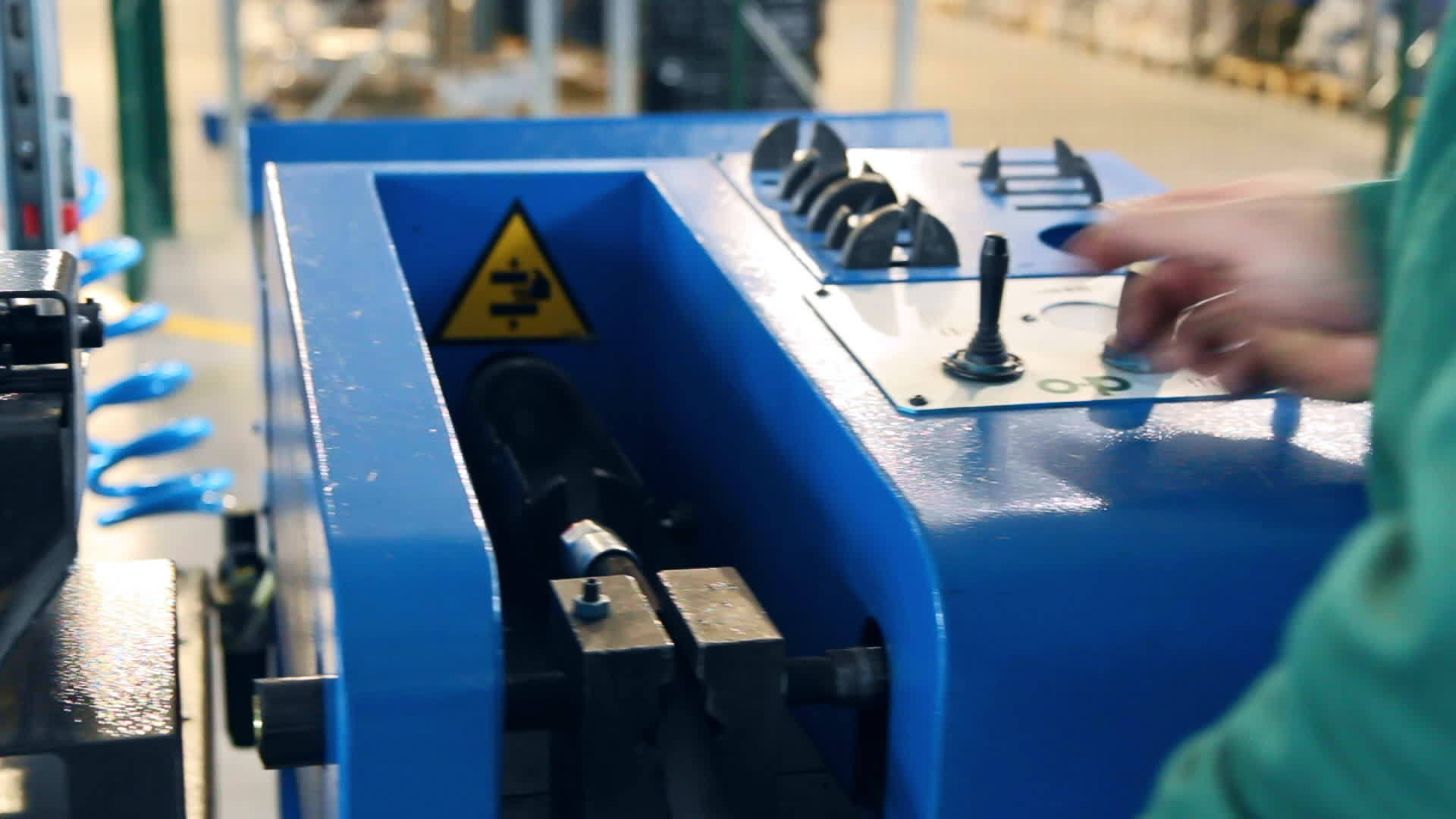 工人用机器上的铁尖挤压橡胶软管视频的预览图