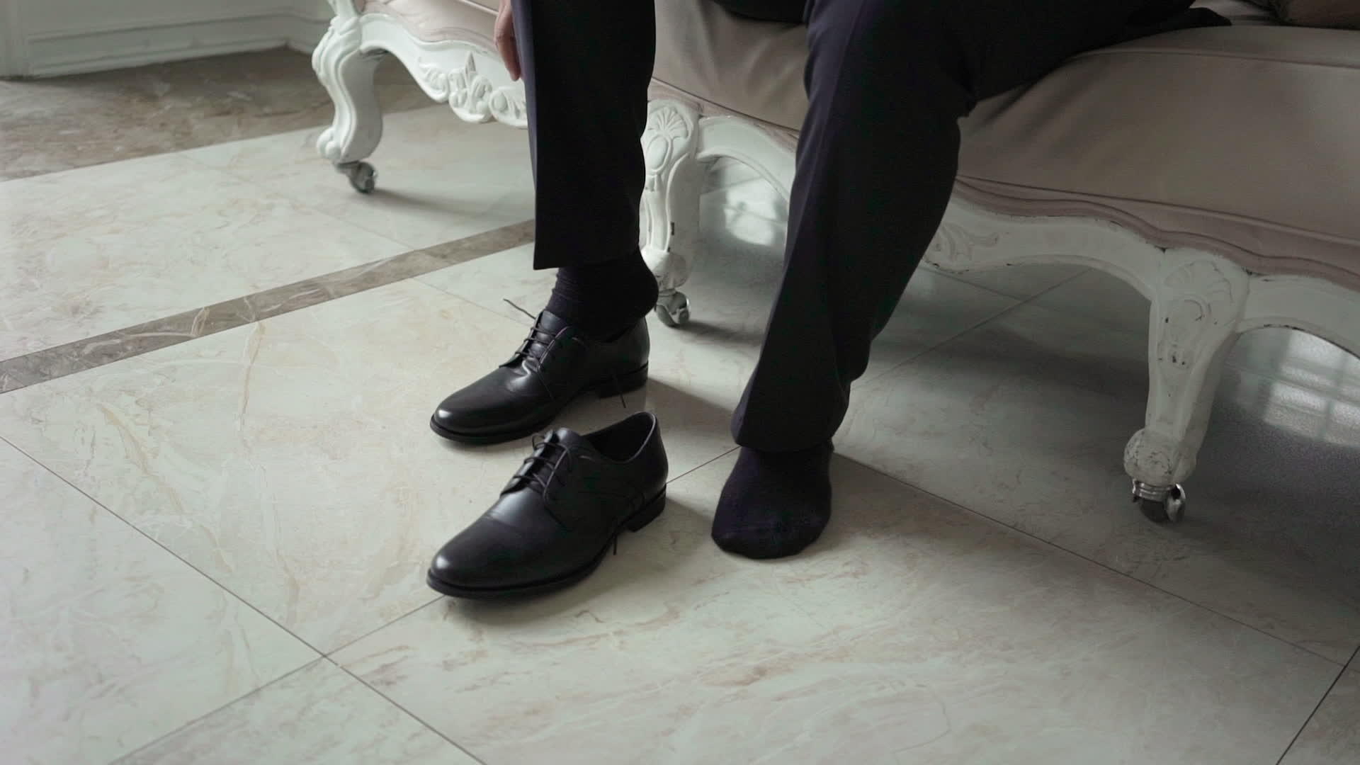 男人穿鞋视频的预览图