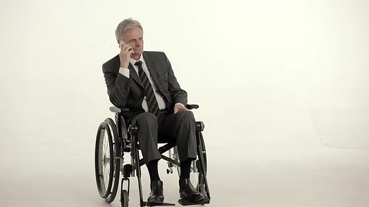 老商人坐轮椅视频的预览图