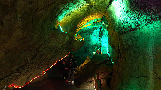 山东省临沂市5A级旅游地下大峡谷观赏洞穴风景的游客4k素材视频的预览图