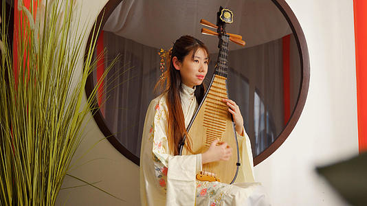 4K中式汉服女孩弹奏琵琶视频的预览图