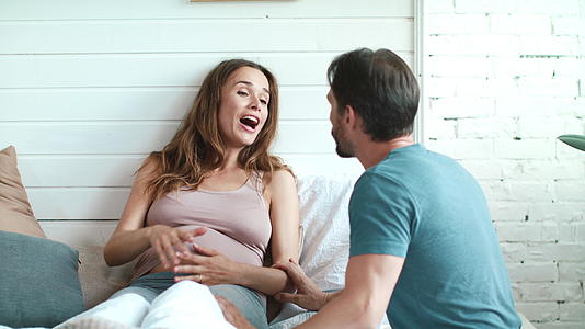 丈夫在家陪着怀孕的妻子视频的预览图
