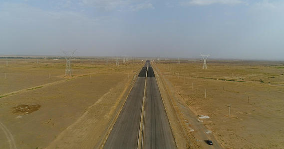 新疆戈壁滩公路航拍视频的预览图