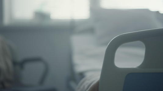 重症监护室特写镜头中空荡荡的病床视频的预览图