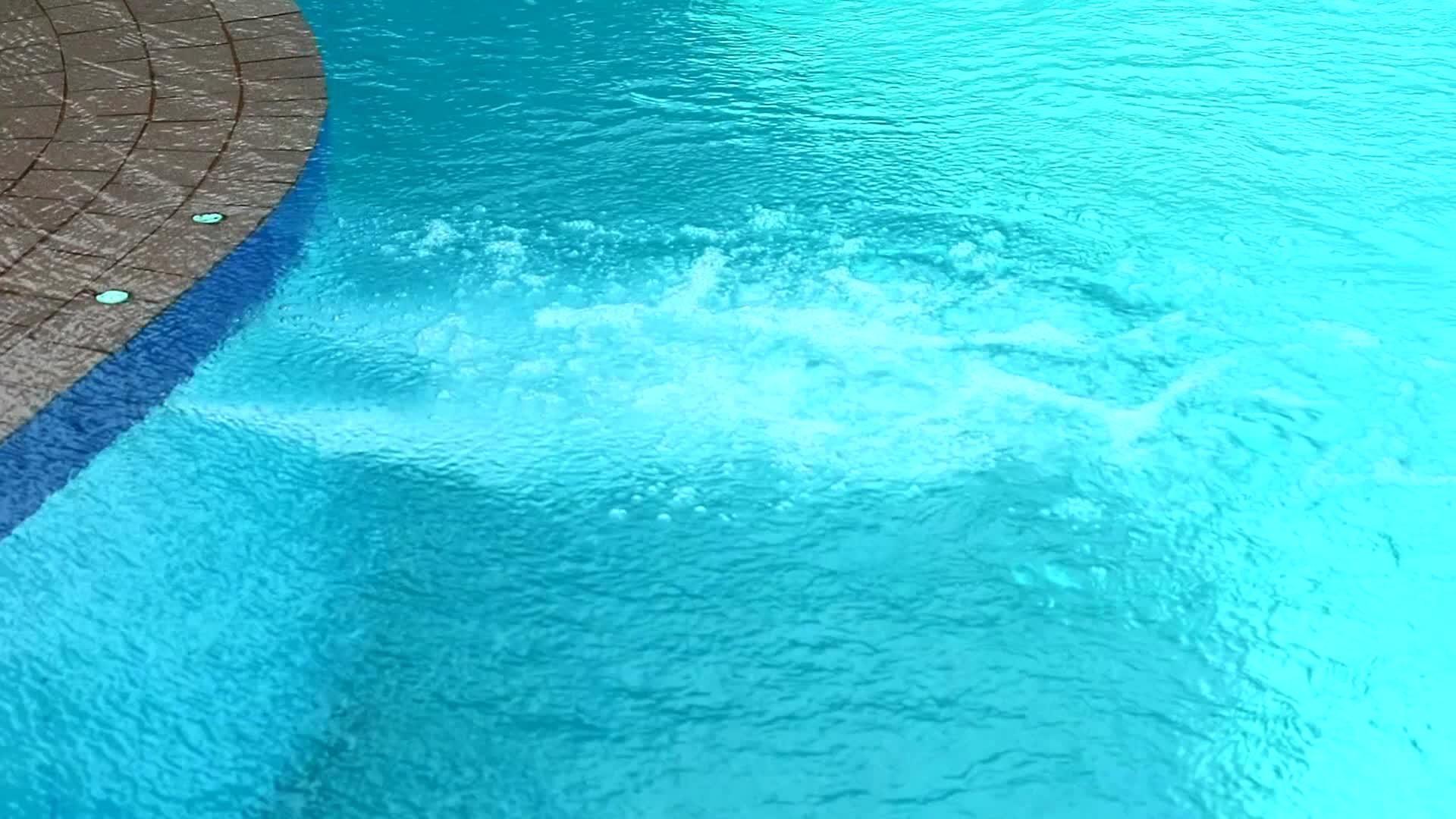 游泳池喷雾按摩疼痛和疲劳的身体视频的预览图