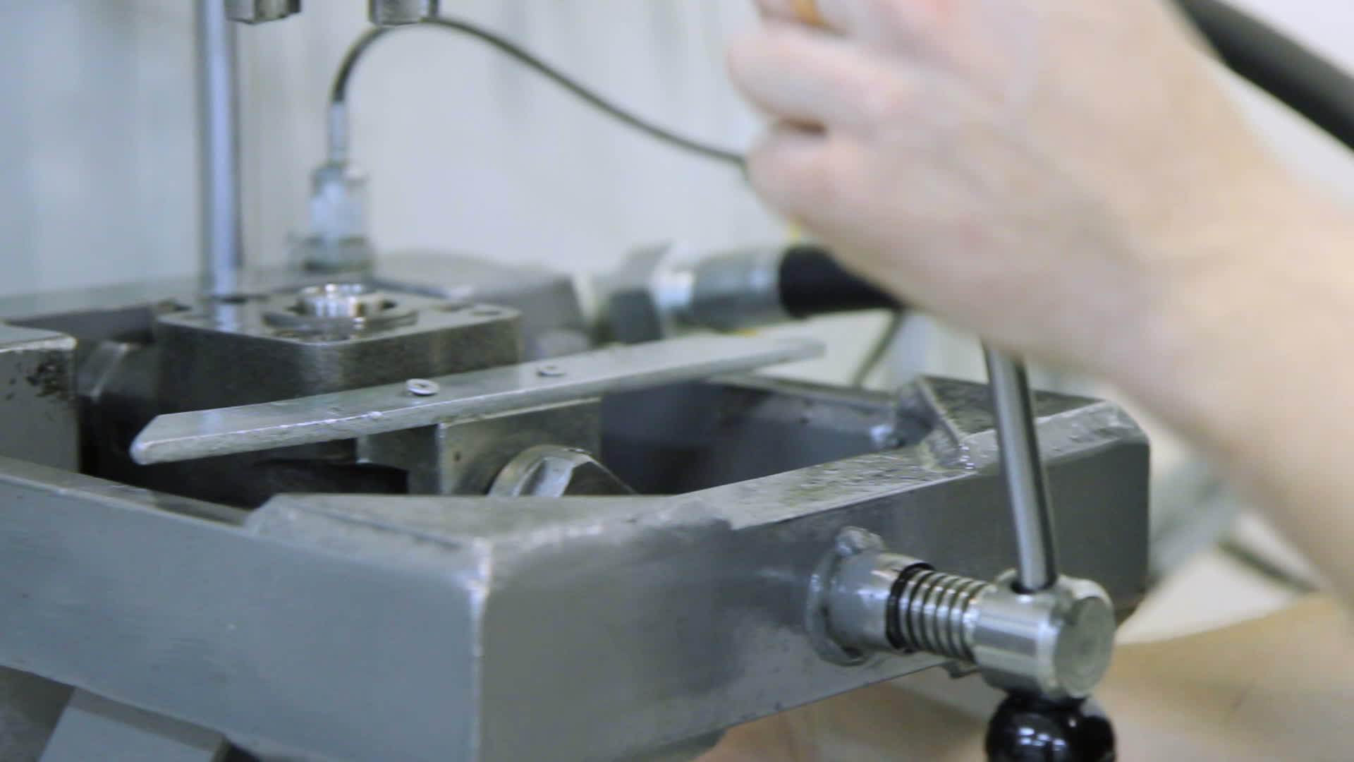 生产车间工人修理金属的细节视频的预览图