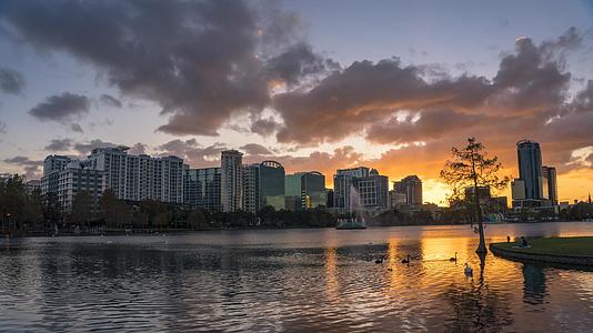 佛罗里达州奥兰多的日落和城市的天际视频的预览图
