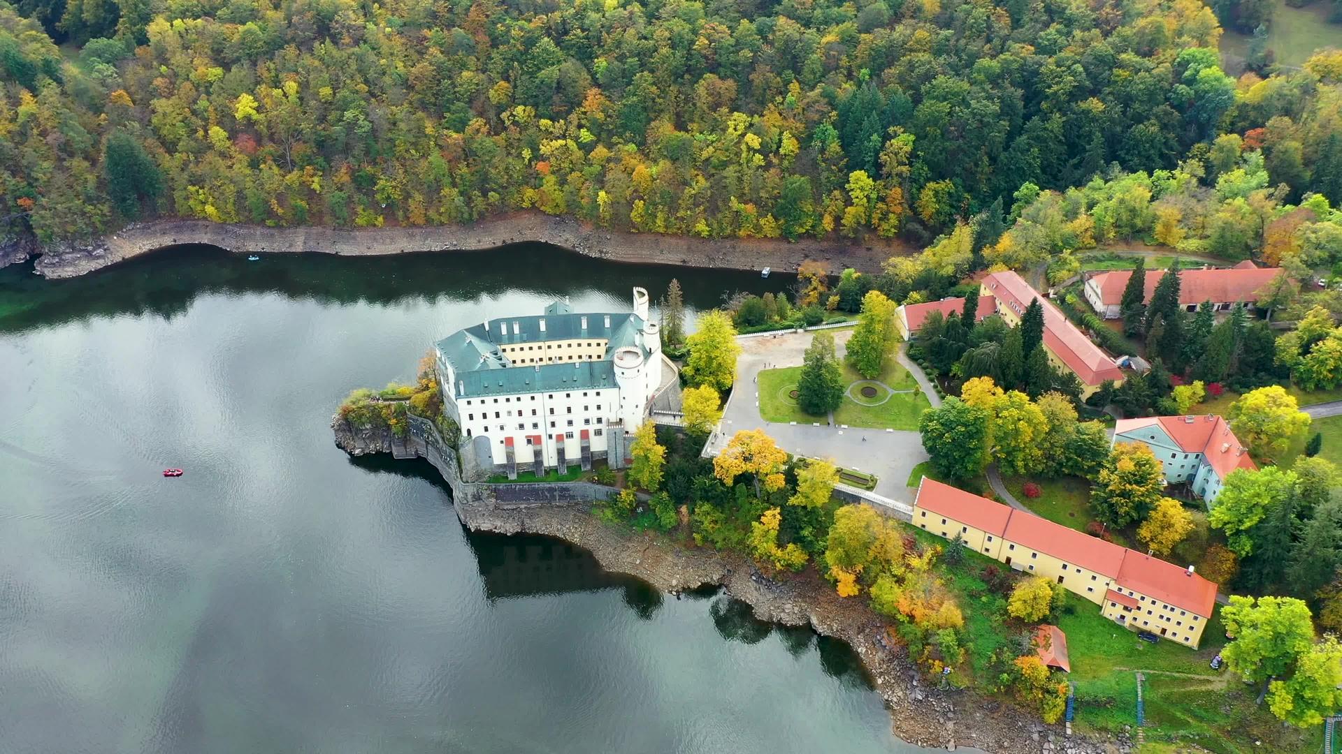 秋天美丽的自然城堡鸟瞰视频的预览图
