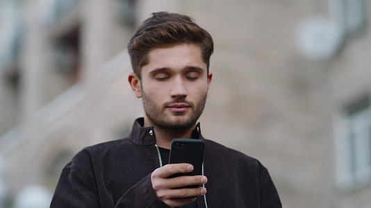 男人在户外用手机聊天视频的预览图